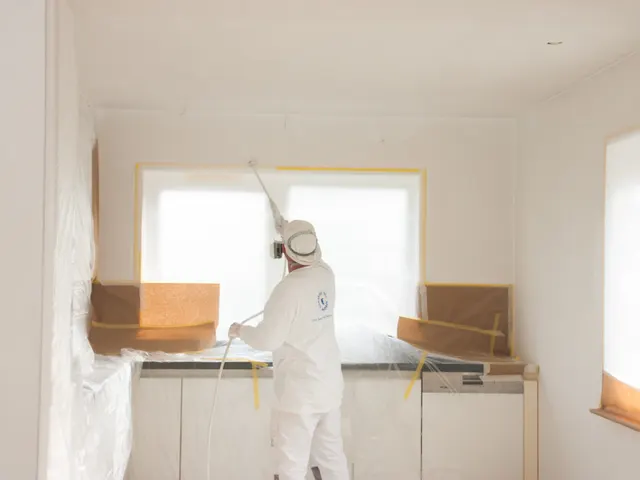 Wandafwerking naast een afgeplakte keuken