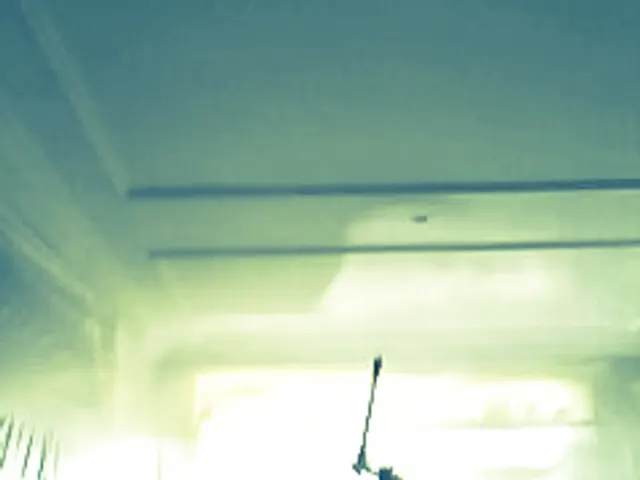 Lichtval op wand en plafond tijdens het spuiten