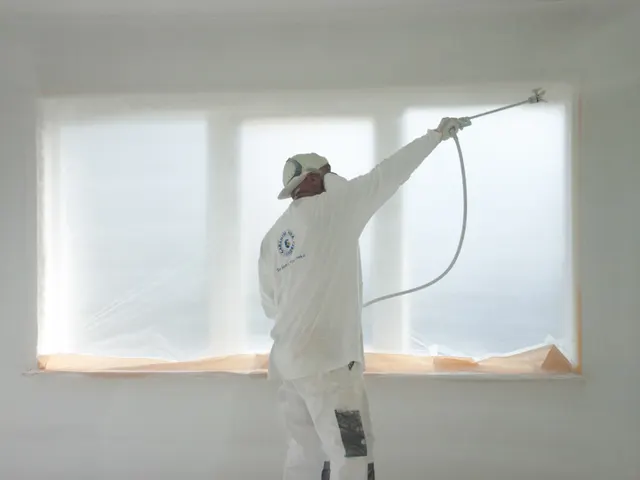 Een gladde muur wordt airless gespoten