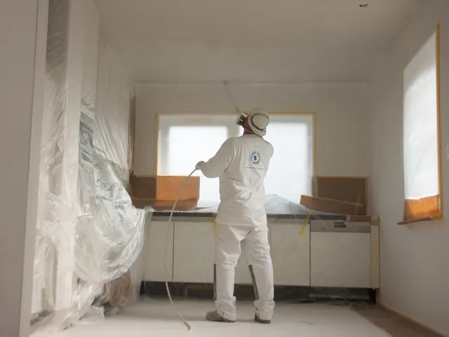 Spuitwerk naast een beschermde keuken