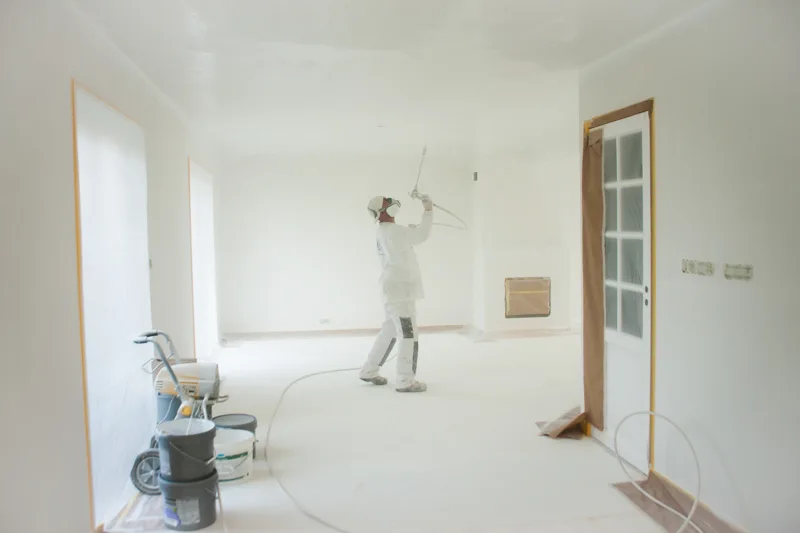 Een ruimte wordt door Schot Stukadoor met airless spuitwerk afgewerkt