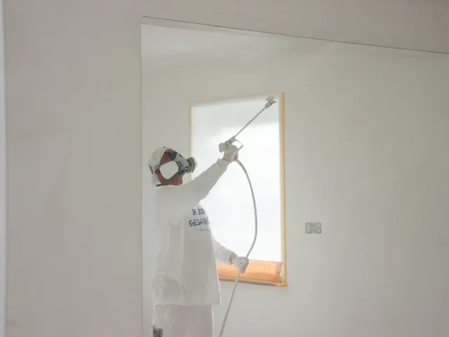 Wand spuiten naast een afgeplakt raam