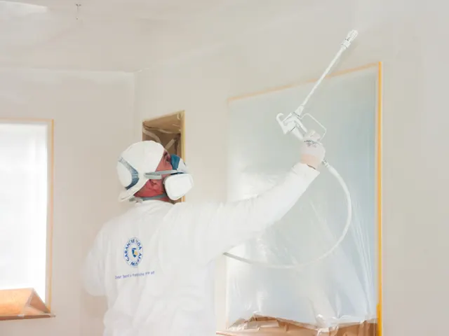 De vakman brengt latex aan op de bovenwand