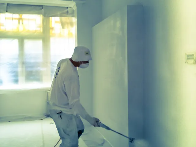 Verf aanbrengen op een wand bij het raam