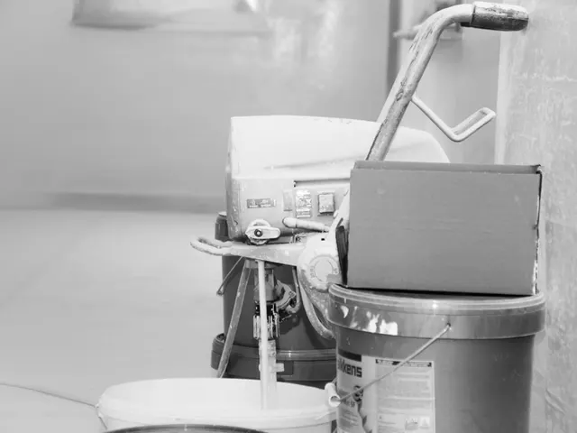Spuitmachine en verfmaterialen in zwart-wit